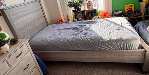 Twin bed - like new