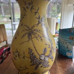 Chinese Vase Made In Hua Rong Tang