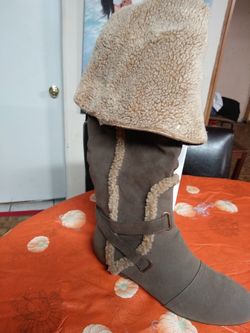 Knee boots$10 size 7