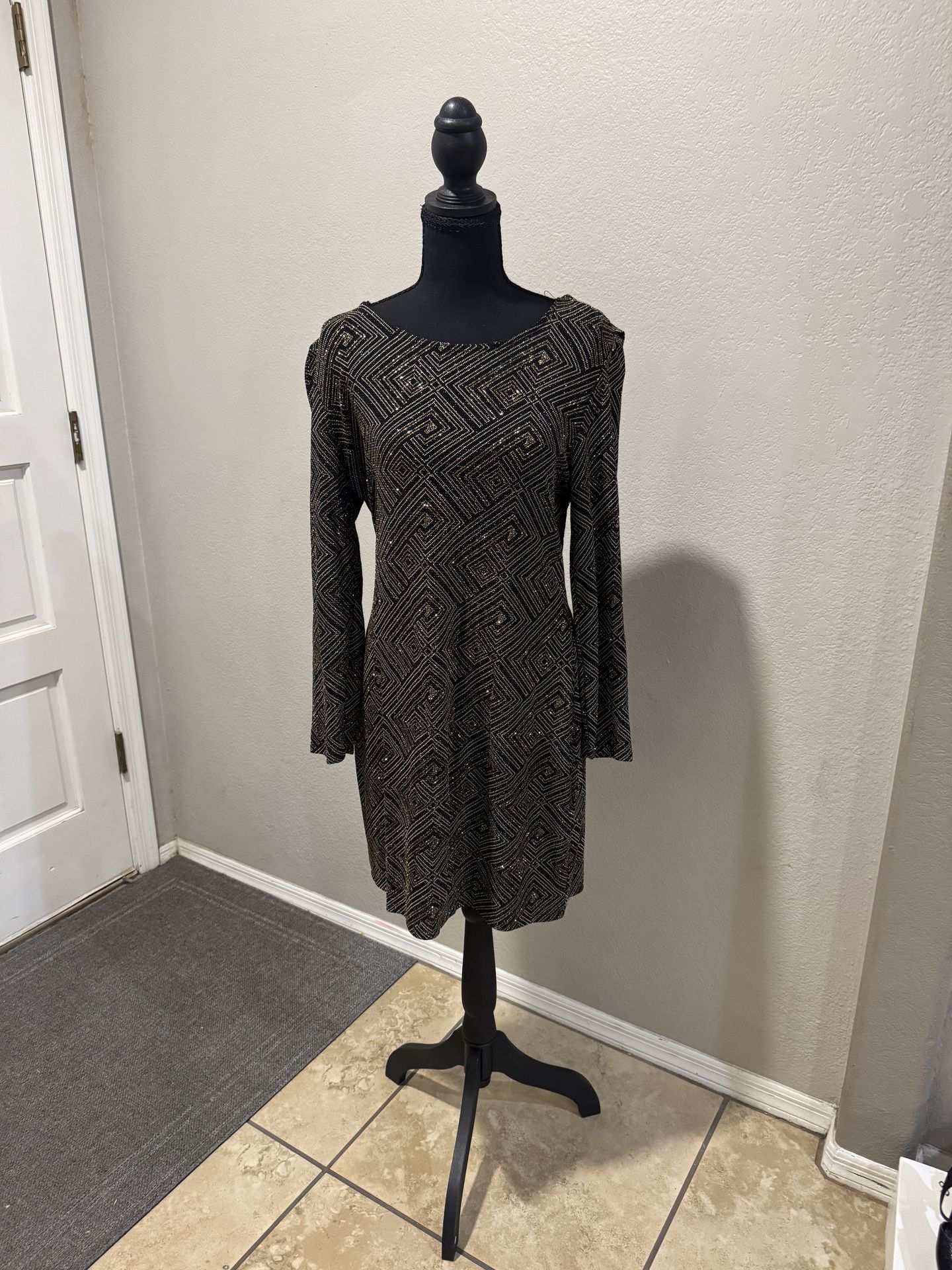 Black and gold dress with a geometric pattern. Size L #glamour #party #eveningwear Length 34” In excellent condition