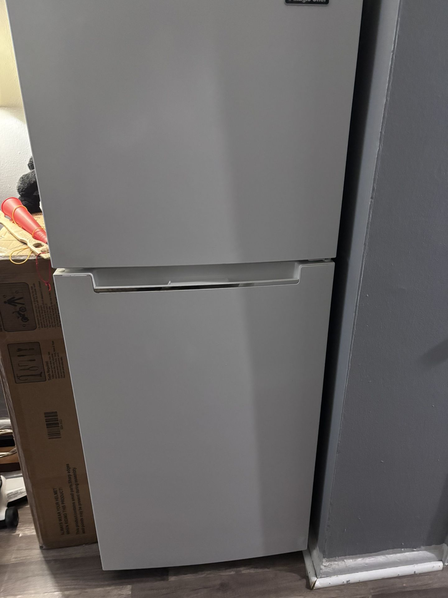 Medium Size Magic Chef Refrigerator
