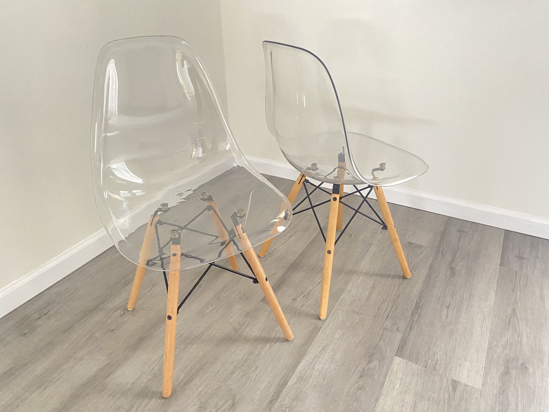 LeisureMod Dover Dining Side Chair With Wood Eiffel Base in Clear (Set Of Two)