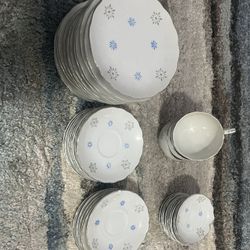 ❄️ Vintage Winter Dishware Set – Full Set ❄️