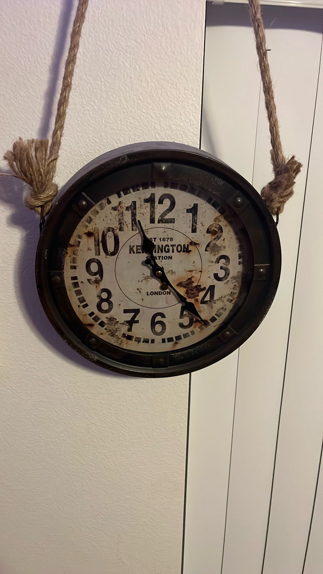 Good Wall Clock Works Perfectly Just Needs Battery. Good Condition.