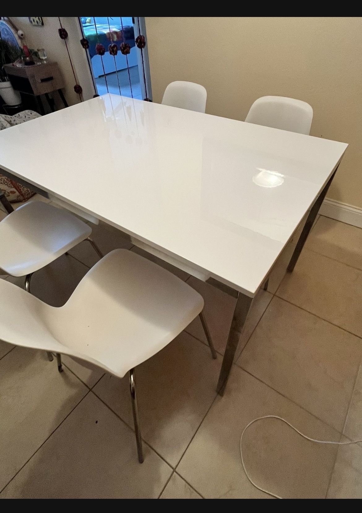 Dining table White/Crome Base 
