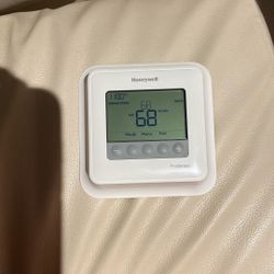 Honeywell Pro Series Programmable Thermostat With Mounting Plate  For Heat Pump