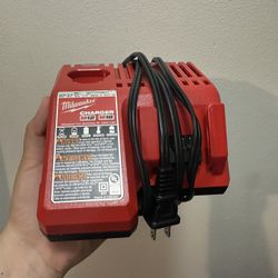 Milwaukee Dual Charging Station M12 + M18