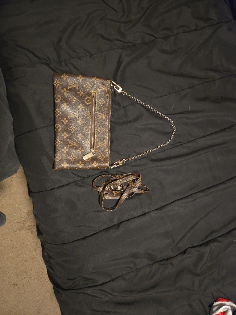 Louis Vuitton Clutch/Crossbody Purse