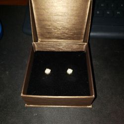 14k  Gold diamond Earrings. 