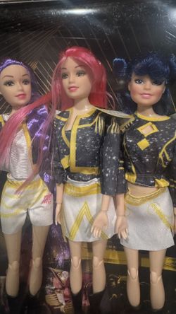 Set up three K-pop’s demon hunters