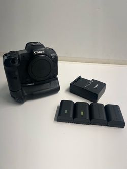 Canon r4 with battery grip, 4 batteries and charger