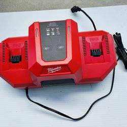Milwaukee 18V Dual Bay Simultaneous Super Charger