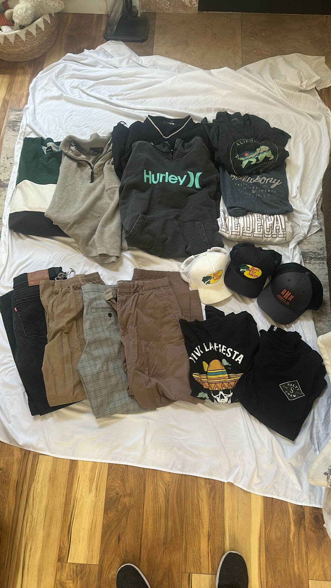 Men’s Bulk Lot Of Clothes