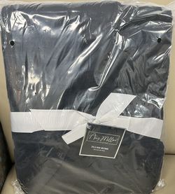 🛁 NEW Amy Miller Home Plush Robe – One Size Fits Most – Soft & Cozy!  Stay warm and comfortable in this brand-new Amy Miller Home Plush Robe. Still s