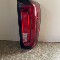 GMC Sierra Oem Taillight 