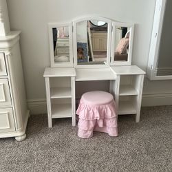Pottery barn, vanity with stool