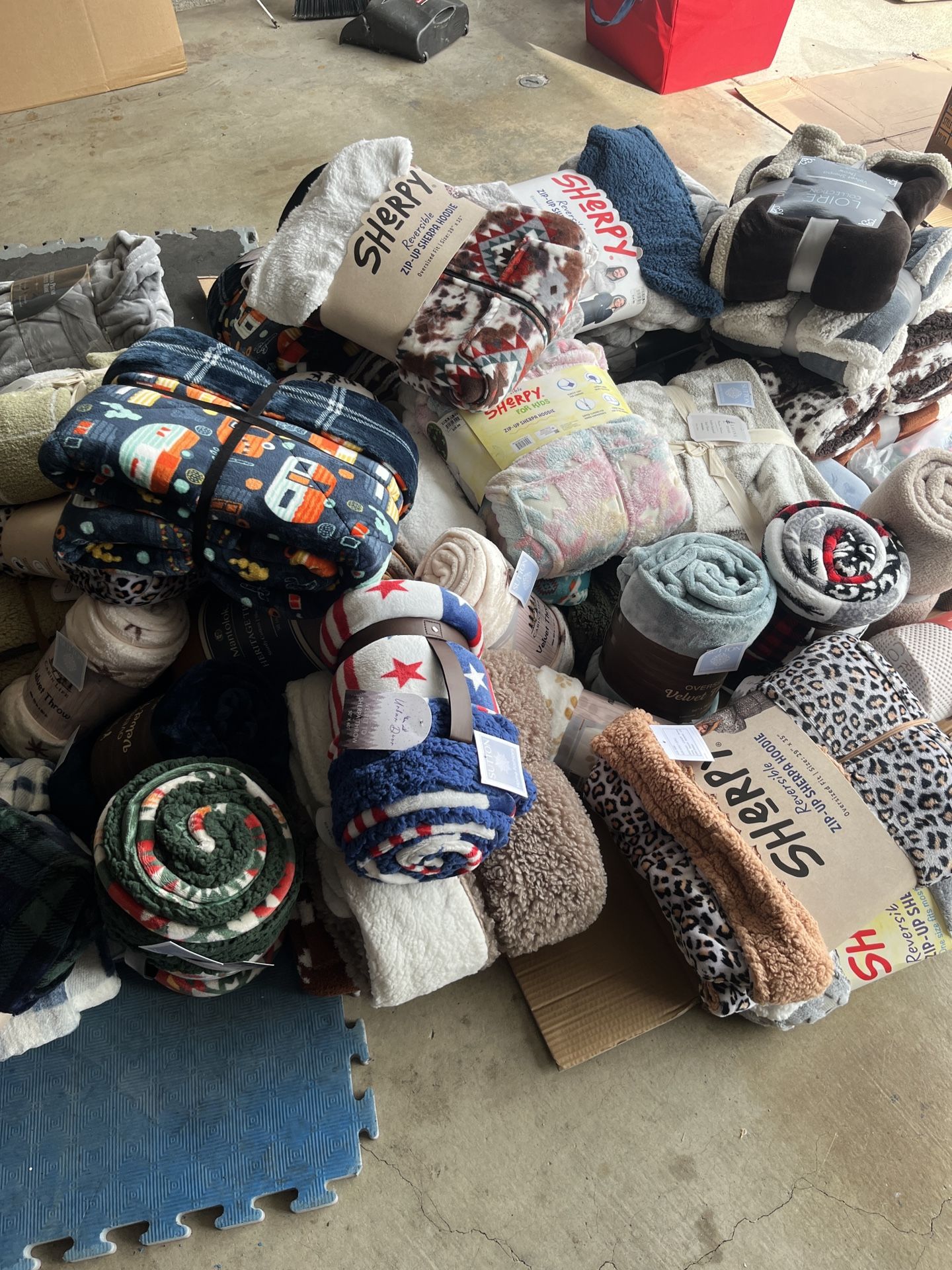 Robes, Blanket Throws, Sherpa Hoodies New