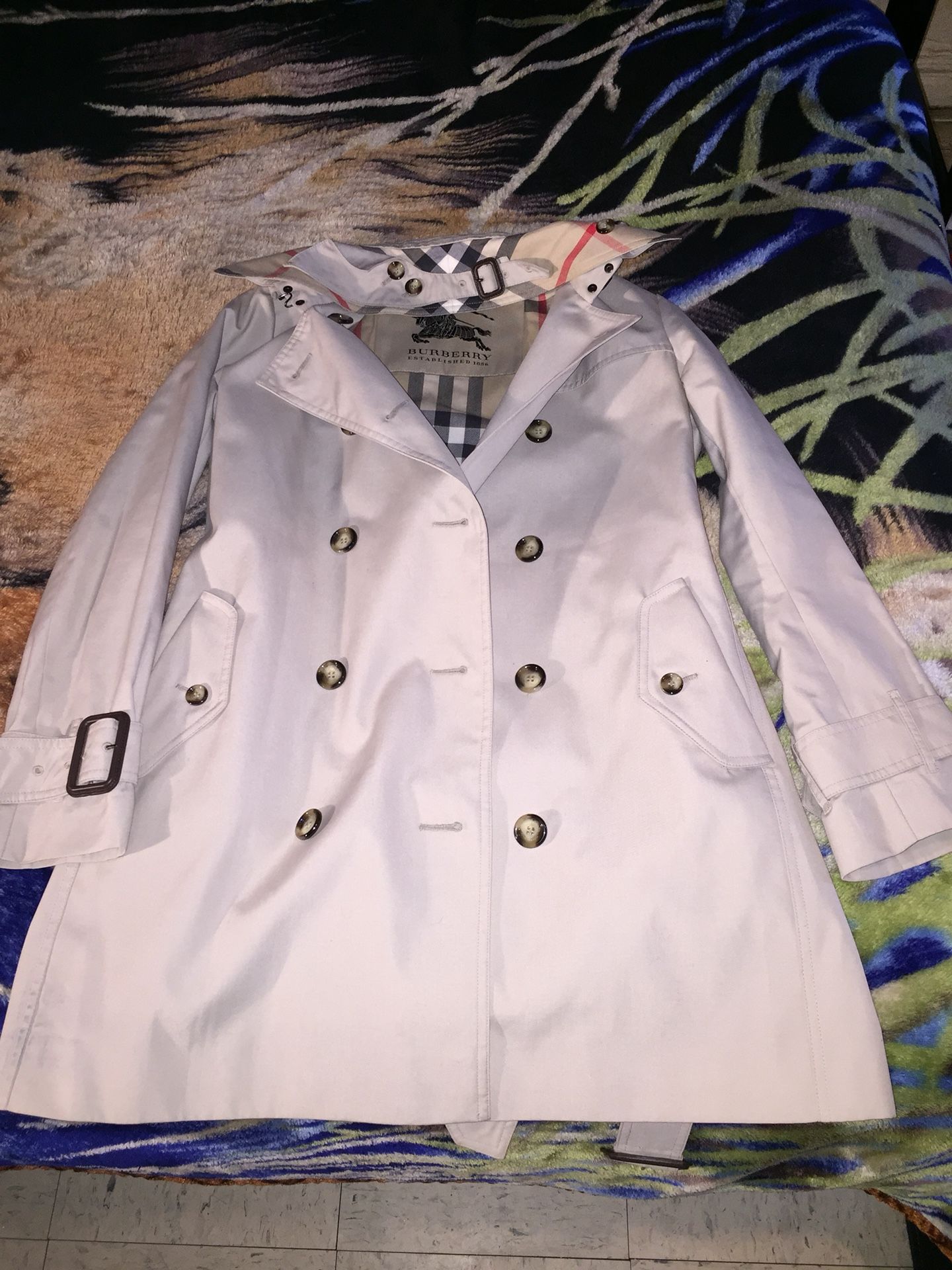 Burberry females trench coat used ( serious buyers )