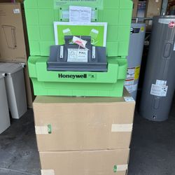 Honeywell Fendall Pure Flow 1000 Eyewash Station, 7 Gallon Capacity, 15 Minutes Wash Time, 29" L X 3