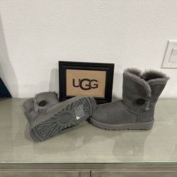 New: UGG Women’s Bailey Button Bow Size: 6