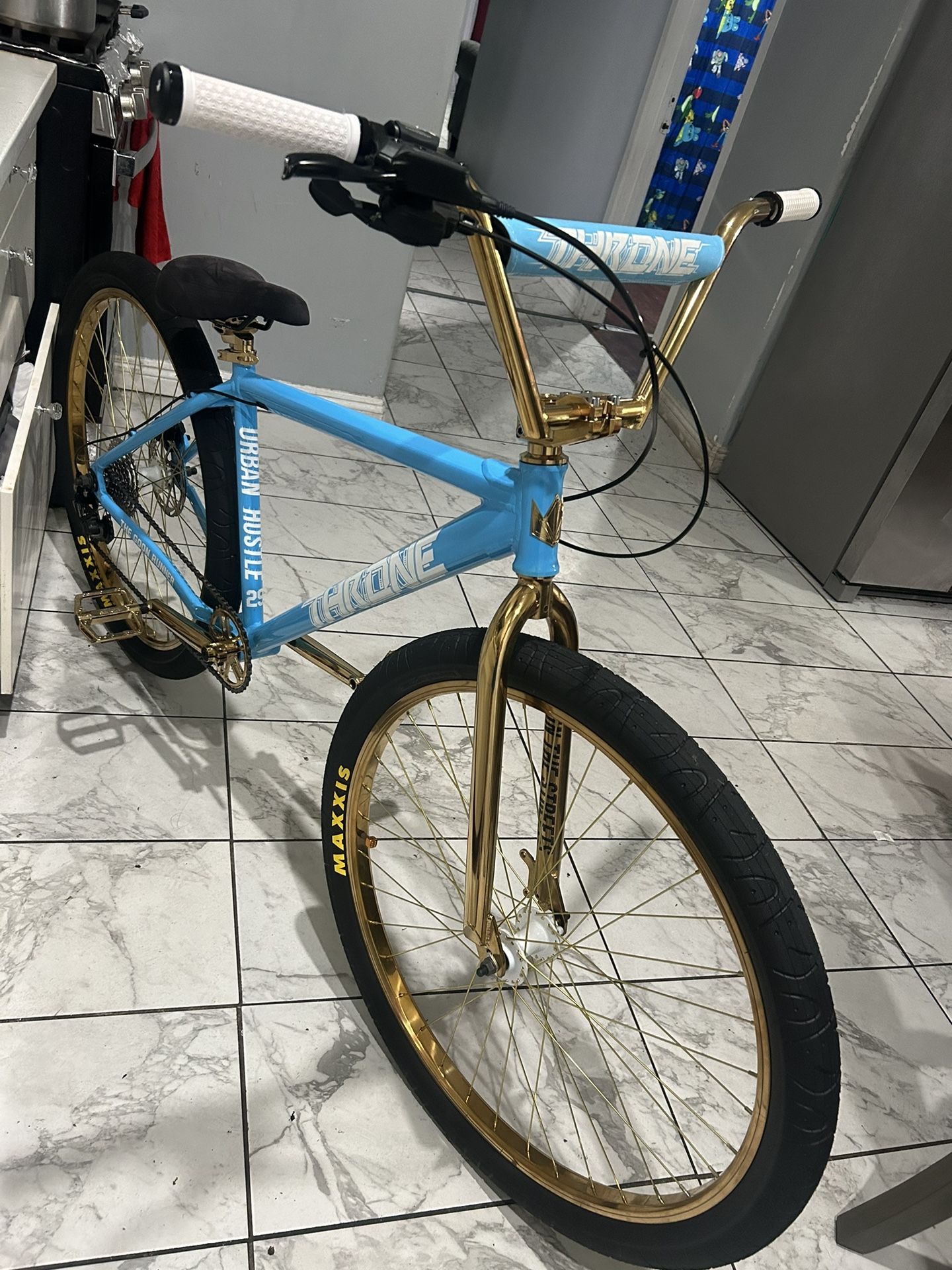 bmx throne bike only used it once kept it inside, no trades 