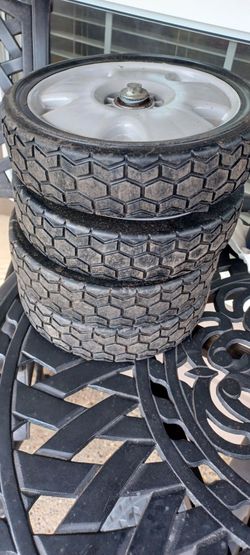 Like new Honda hrx 217 wheel set with Adjusters