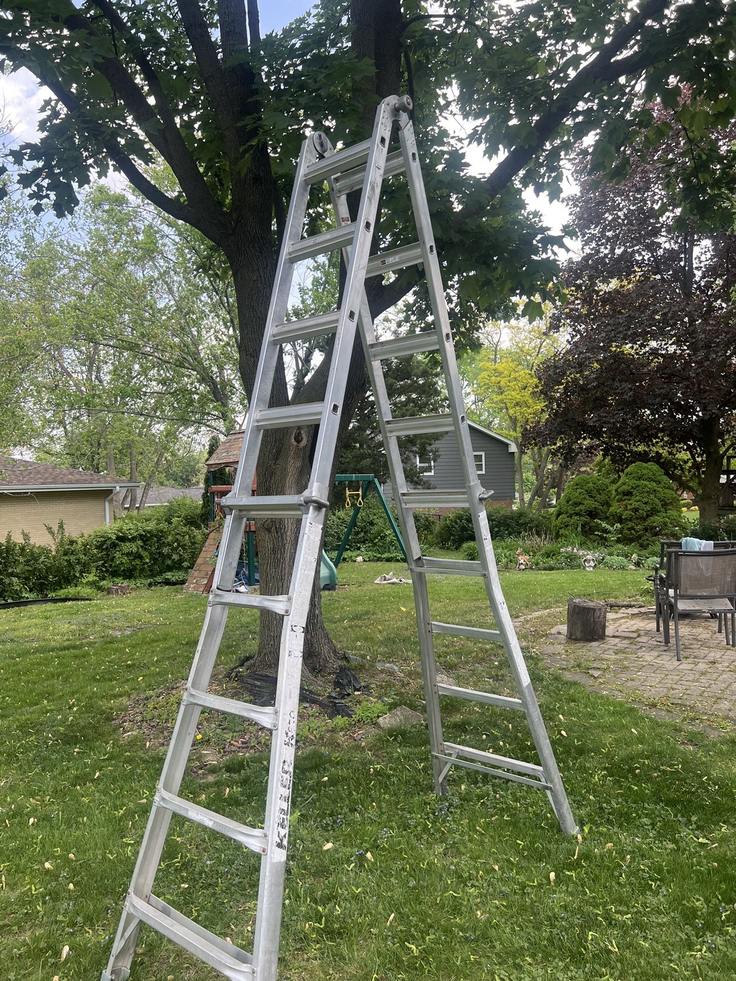 Expandable 9 Foot Construction Ladder