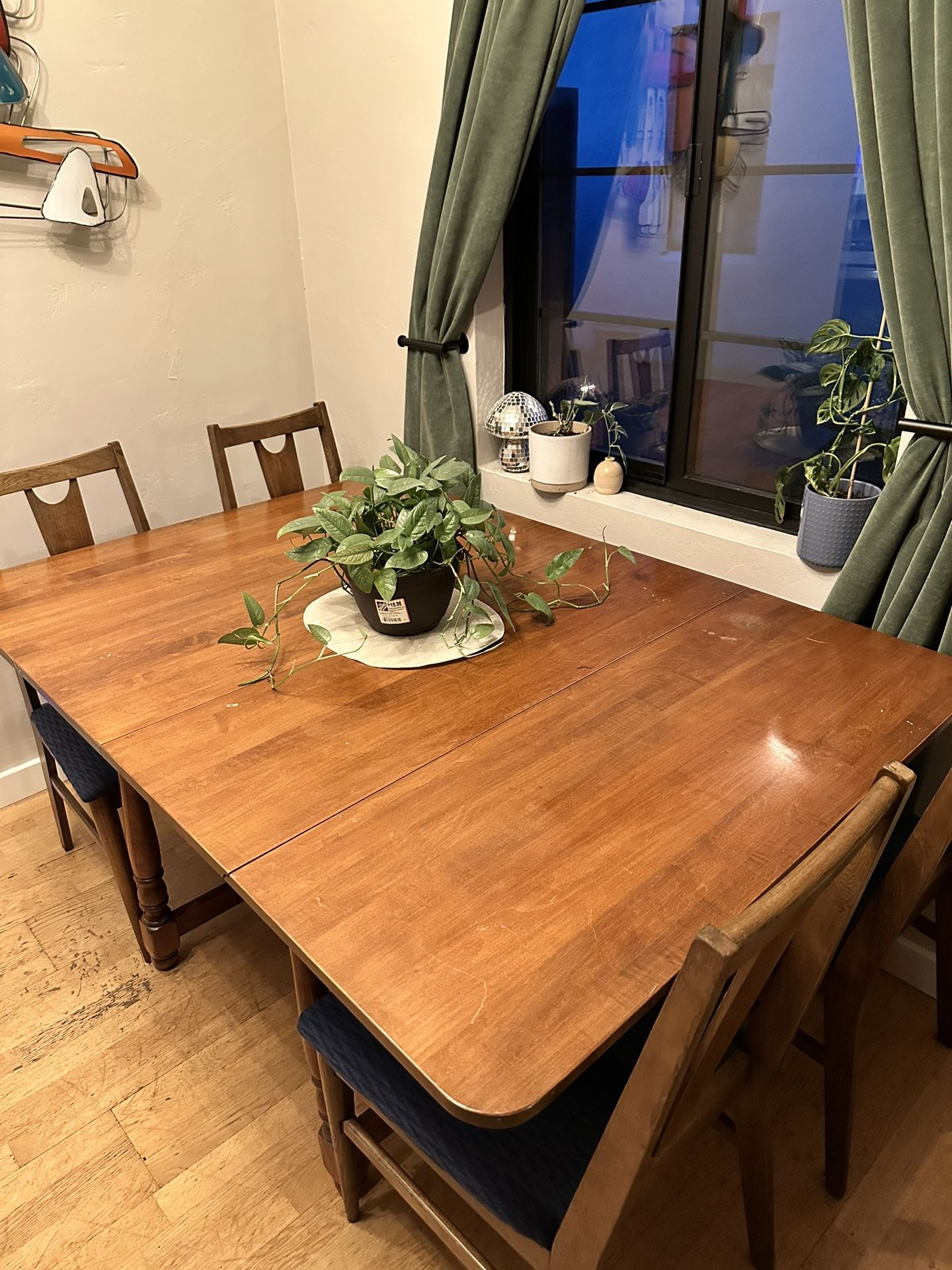 Dining table set