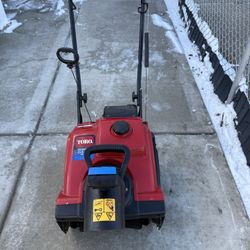 TORO POWER CLEAR 180 SNOW BLOWER IN GOOD CONDITION. GOOD SCRAPER, GOOD PADDLES . 4 CYCLE ENGINE AND ELECTRIC STAR .EASY TO START $200.00 OR BEST OFFER