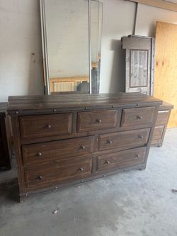 Dresser set