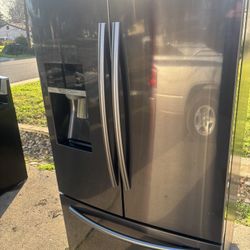 Nice, clean, beautiful Samsung refrigerator will deliver and install