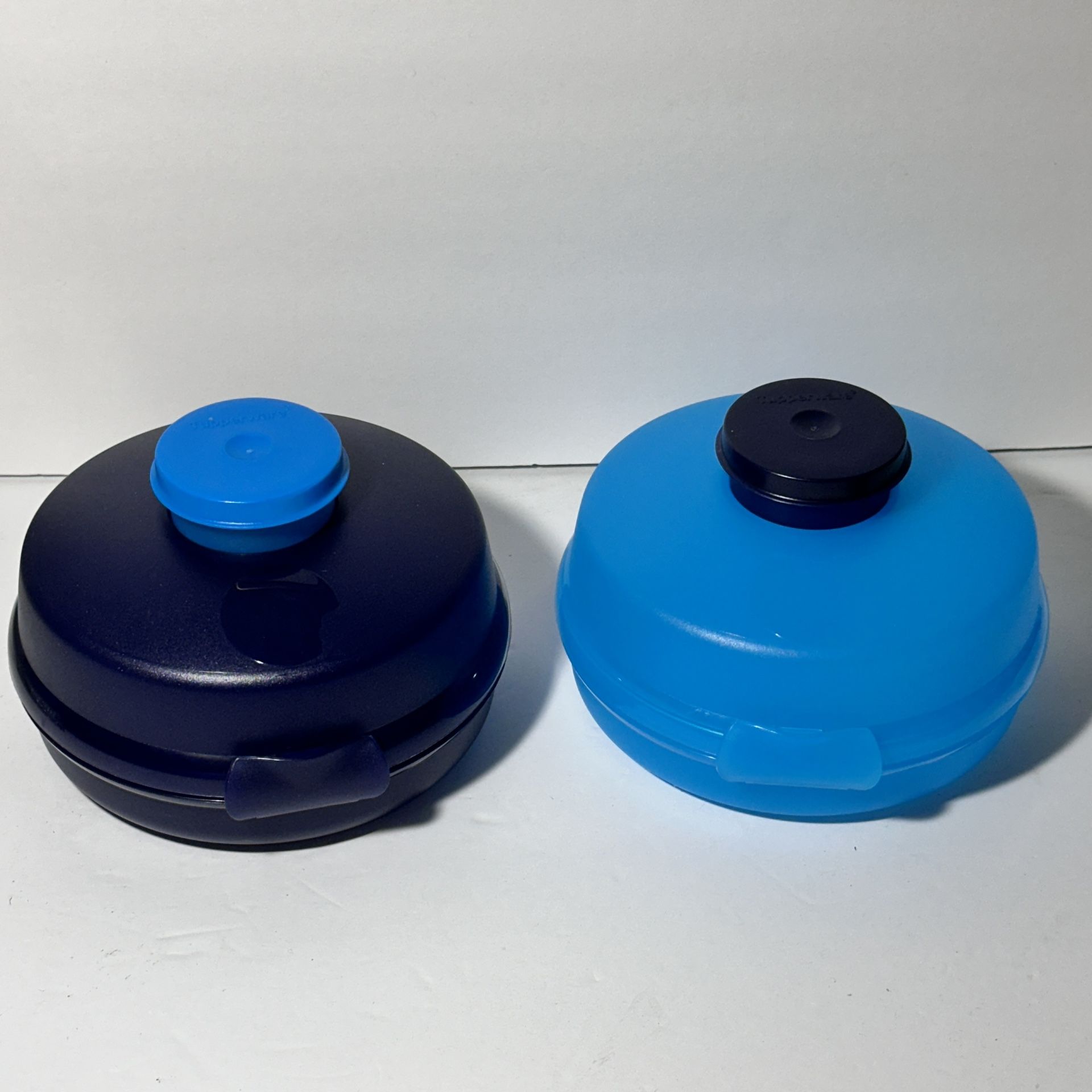 2 Tupperware round sandwich salad bagel keeper +smidgets food storage containers