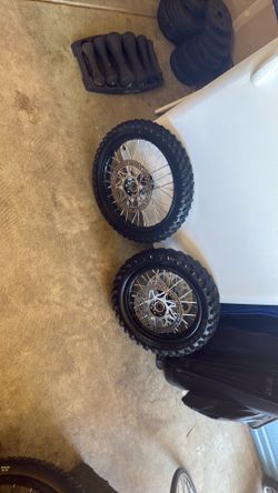 Dirt wheel set