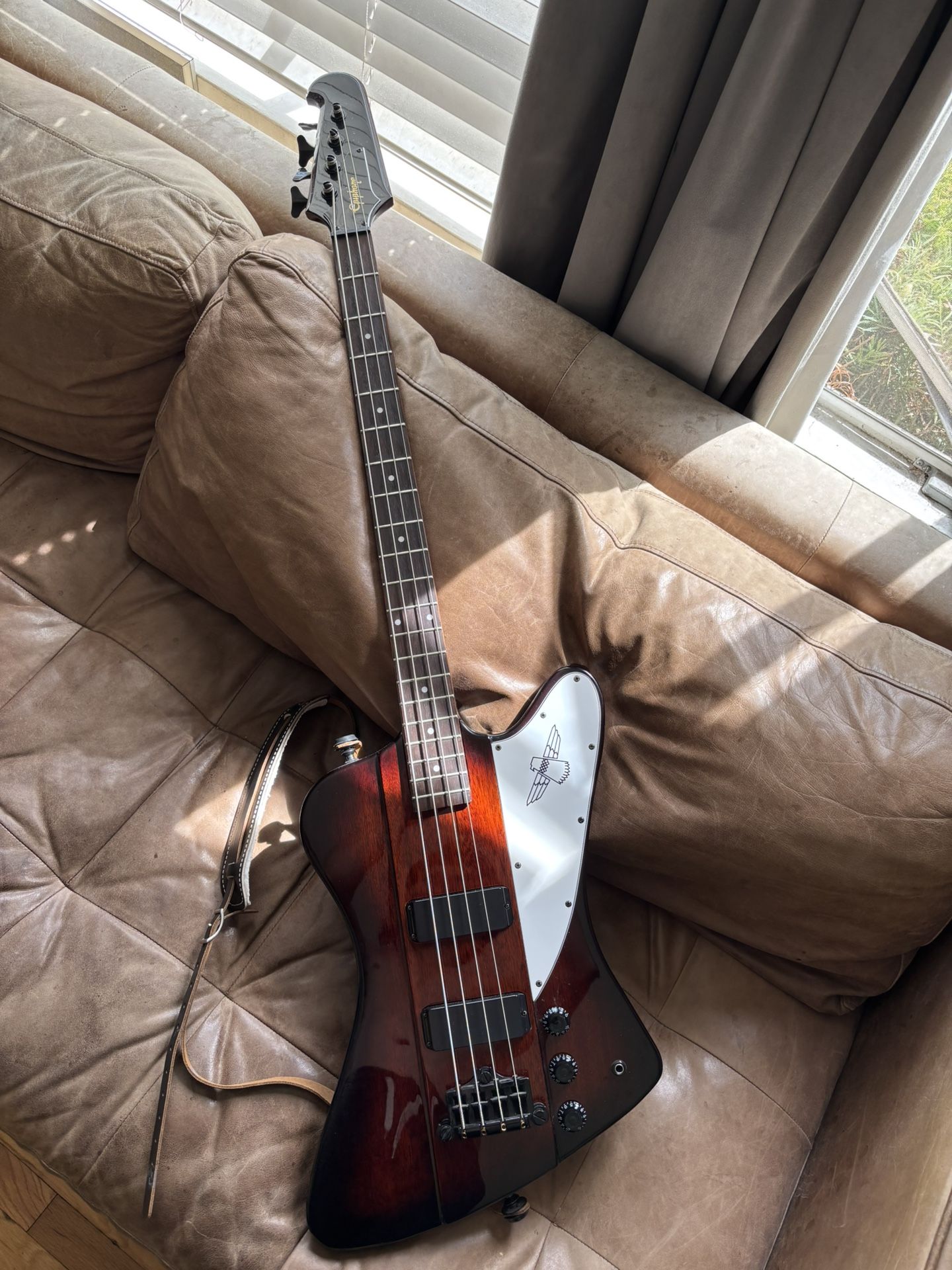 Epiphone Thunderbird Bass w/ Hard Shell Case