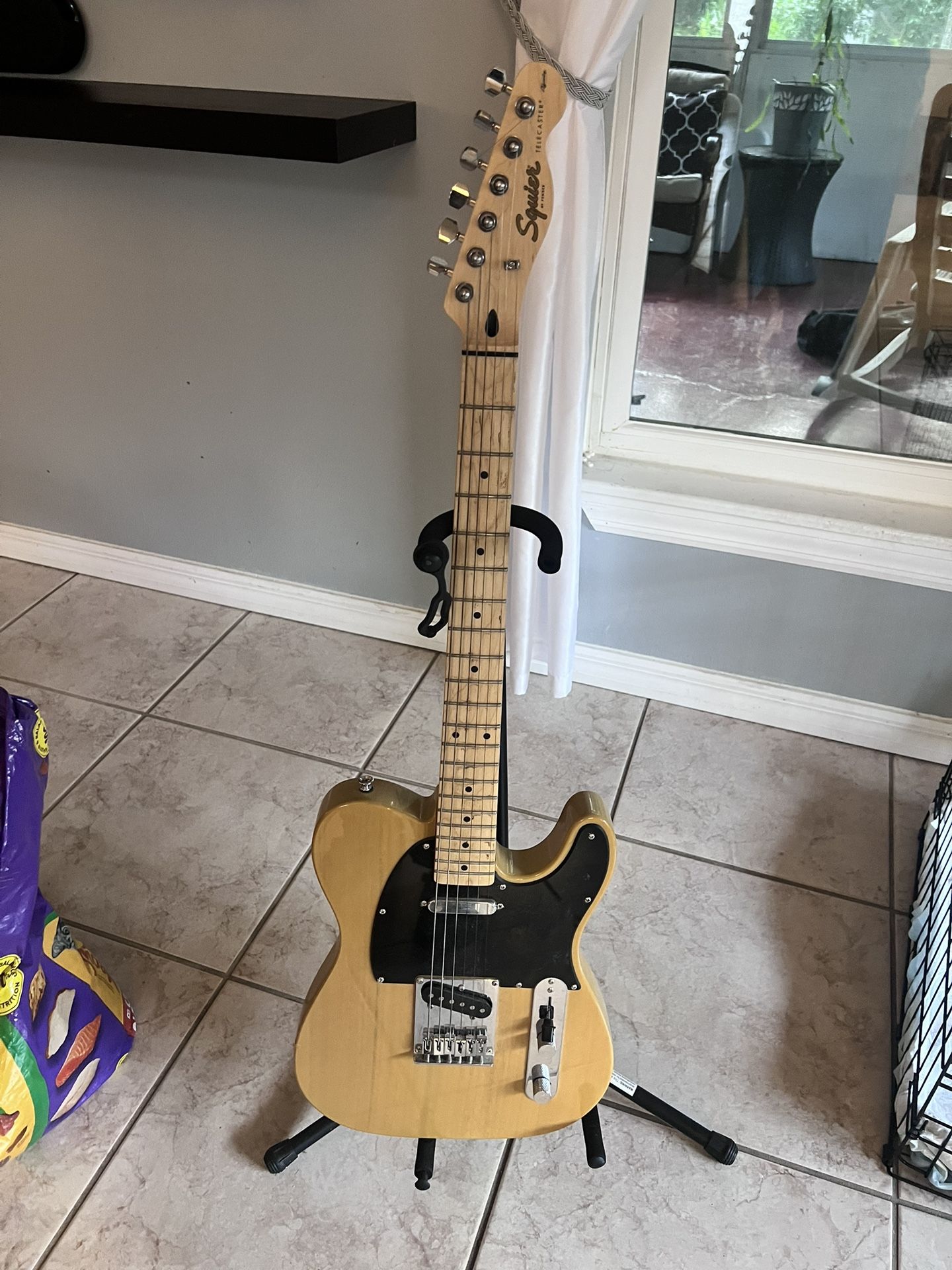 Fender Squire Telecaster + Stand + Guitar Case + Extra Strings