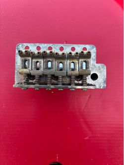 Fender bridge and trem modern spacing relic
