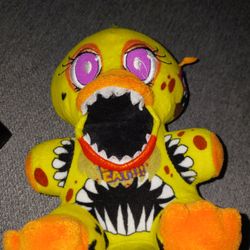 Five Nights At Freddy Twisted CHICA PLUSH USED HAS SMALL TEAR ON BACK SEEN ON PICTURE 