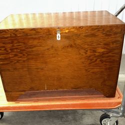 Hope Chest. Pre Owned. 24x38x26