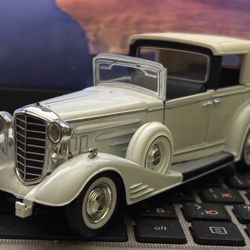 Car Model 1:24. Cadillac 1933. Collectible Toys 