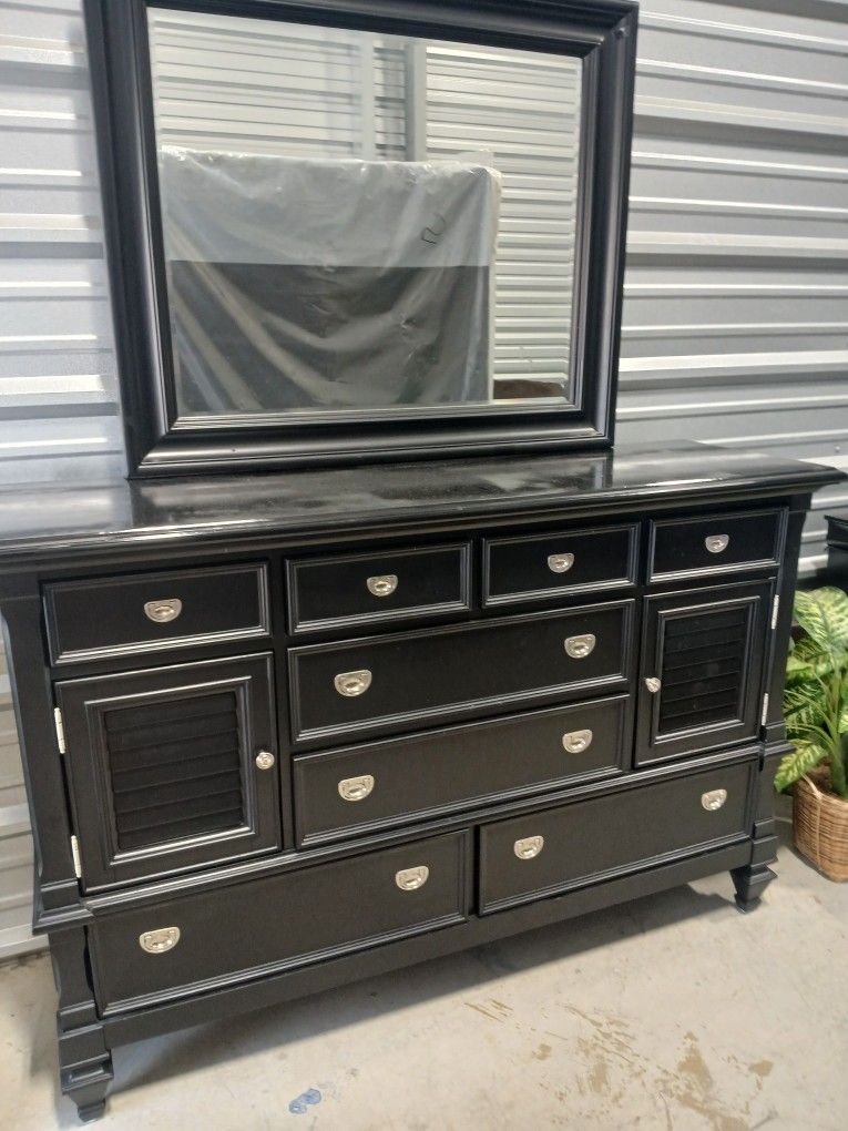 Dresser And Mirror .. (In Burlington)
