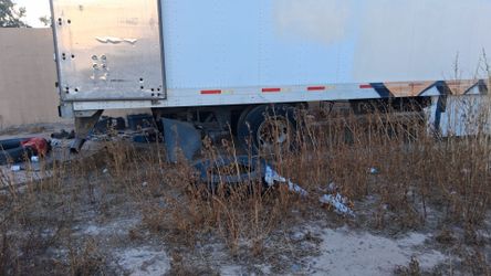 semi trailer with aerodynamic body skirt