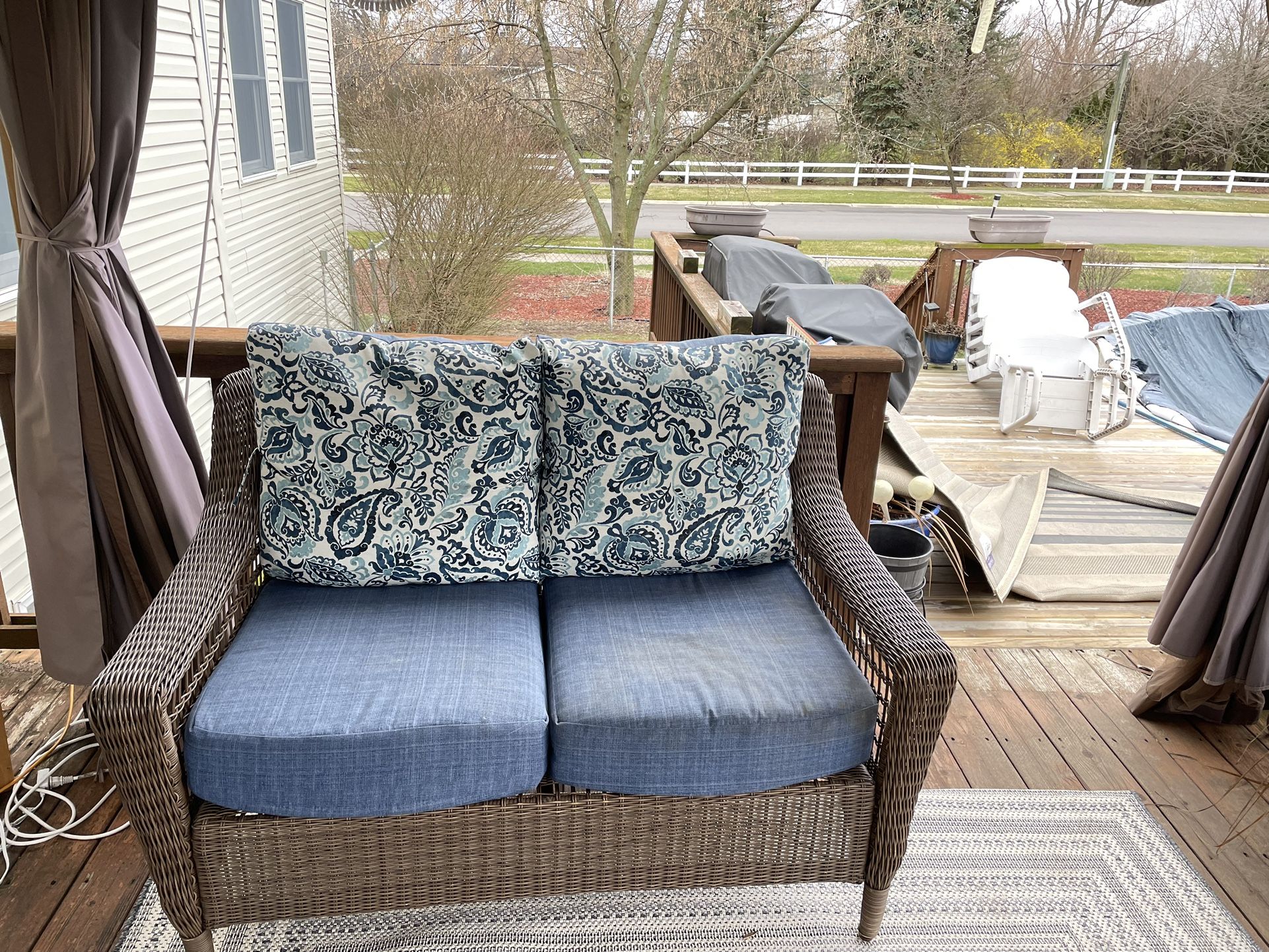 4 Outdoor Cushions 