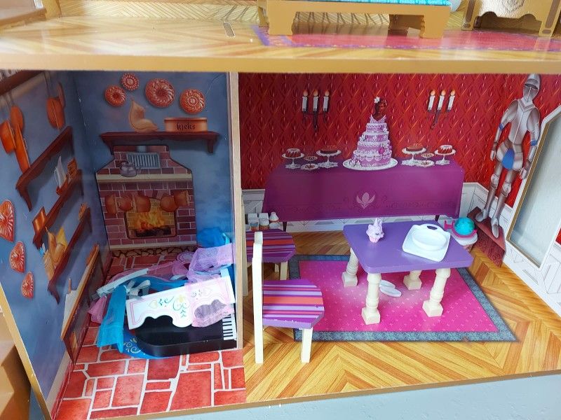 Like new Frozen house for sale ( original price was $150 and I am selling for half the price, please don't ask for lower price)