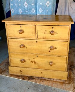 Antique Early American Pine Chest With Dovetail Drawers Locking. Circa 1920s