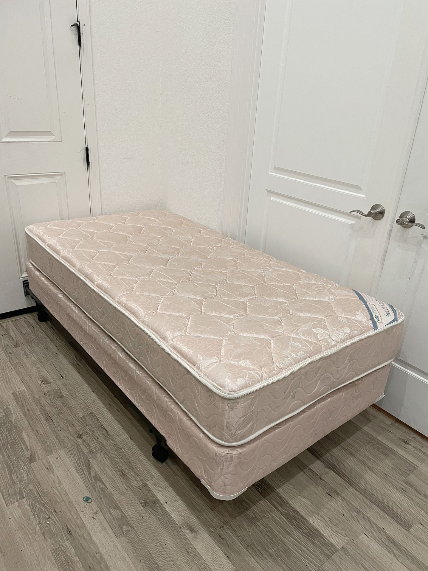 Very Clean Twin Size Mattress And Box Spring With Great Condition 