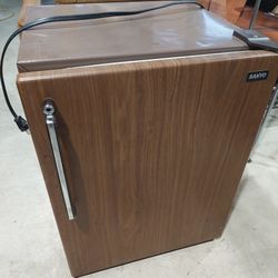 Sanyo Mini Fridge 