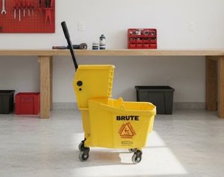 Brute Yellow Commercial Mop Wringer Bucket with Wheels! Works great!
