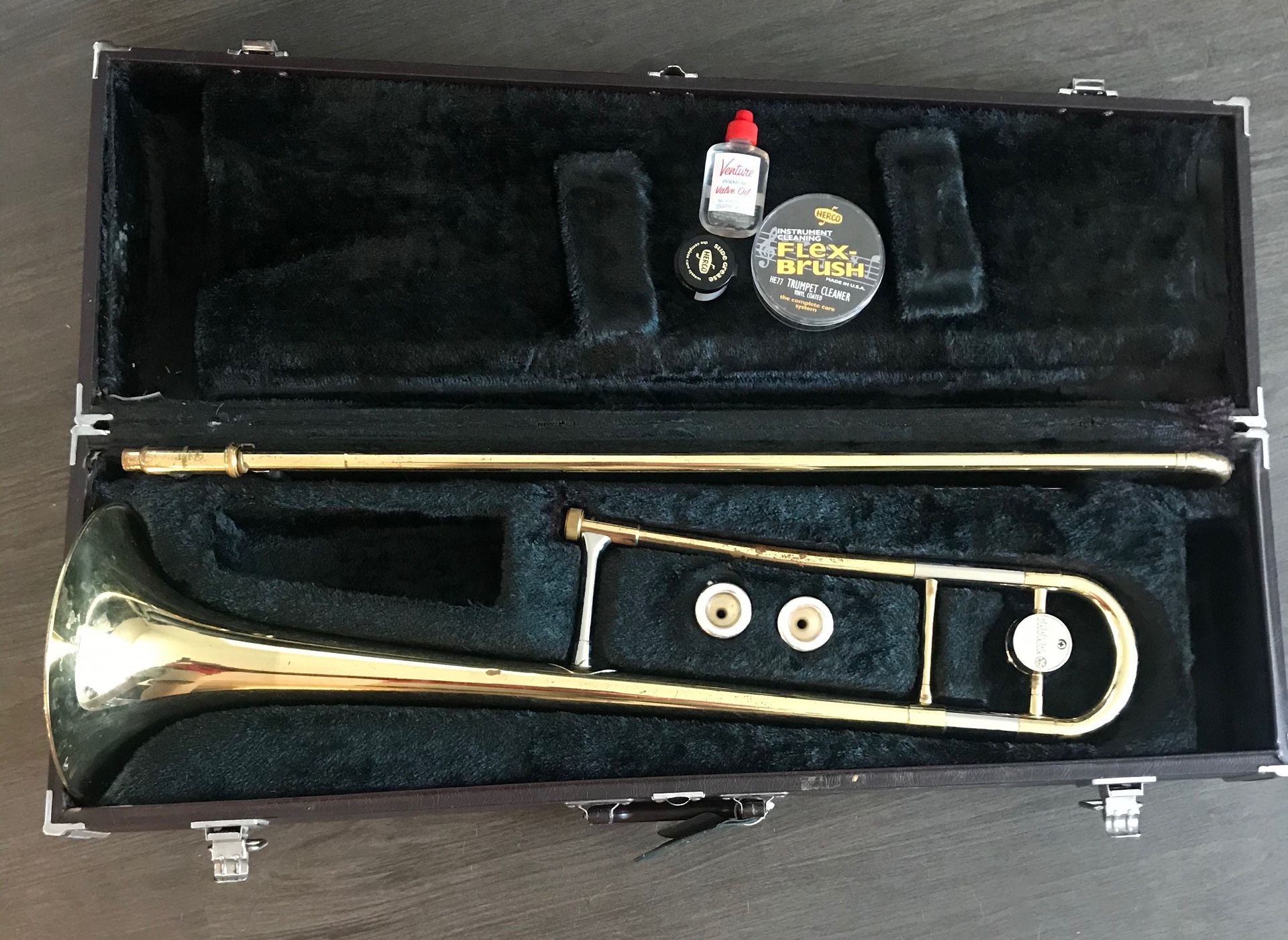 Yamaha trombone, comes with 2 mouth pieces,brush and oil/lube