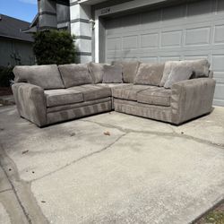 Harvertys Gray Sectional (Delivery Available!)