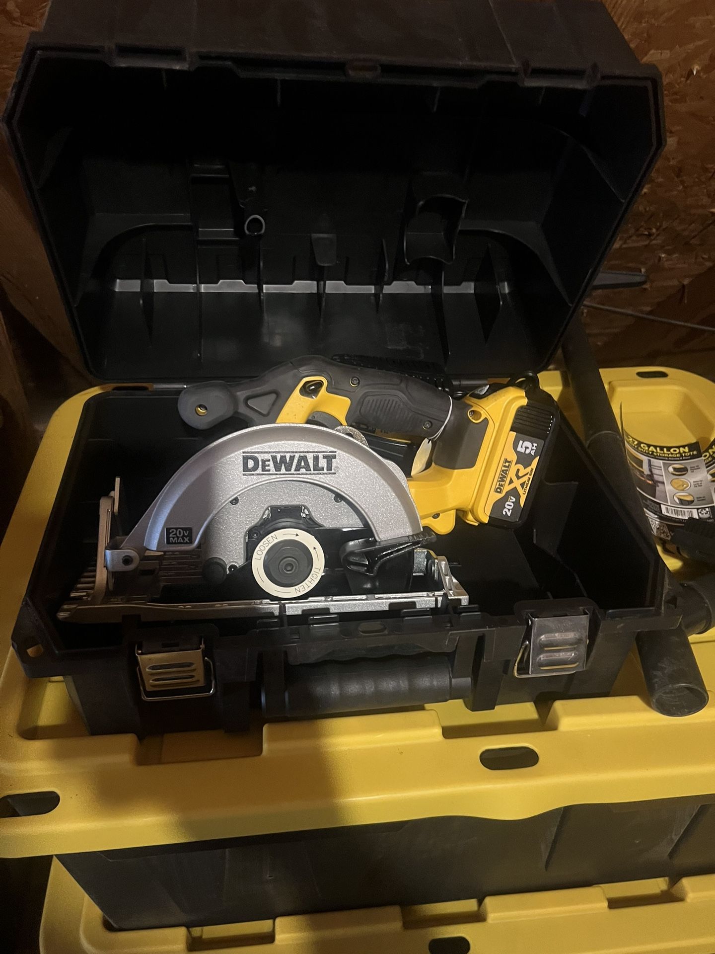 Dewalt Cordless 20volt Saw With Battery , Charger And Case 
